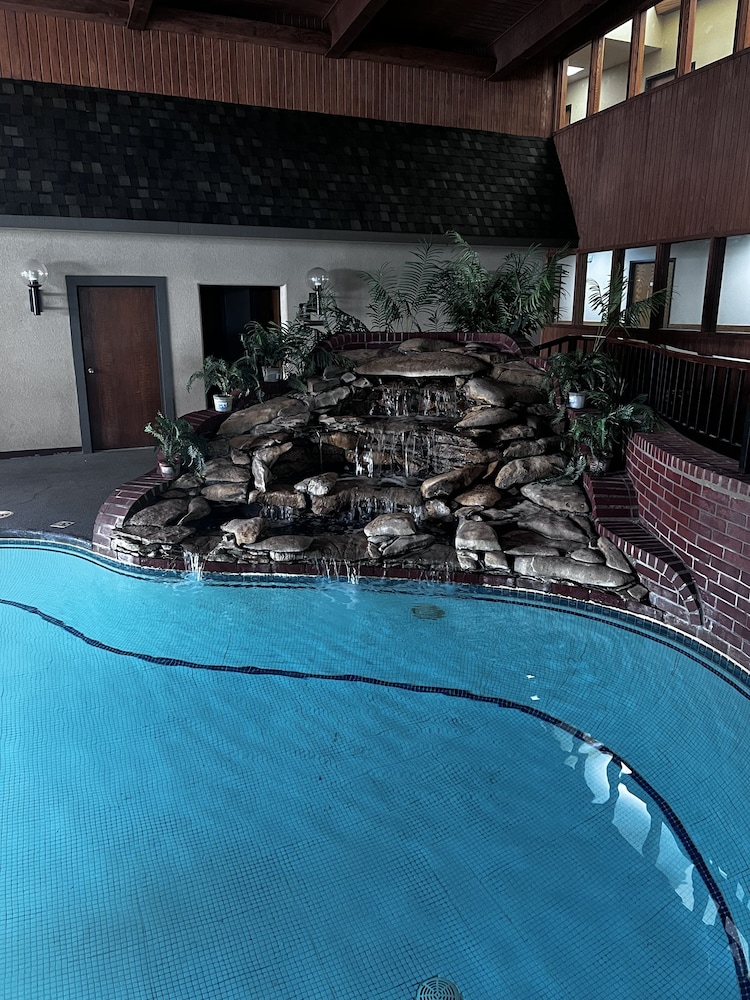 Apple Tree Inn and Suites 1/62