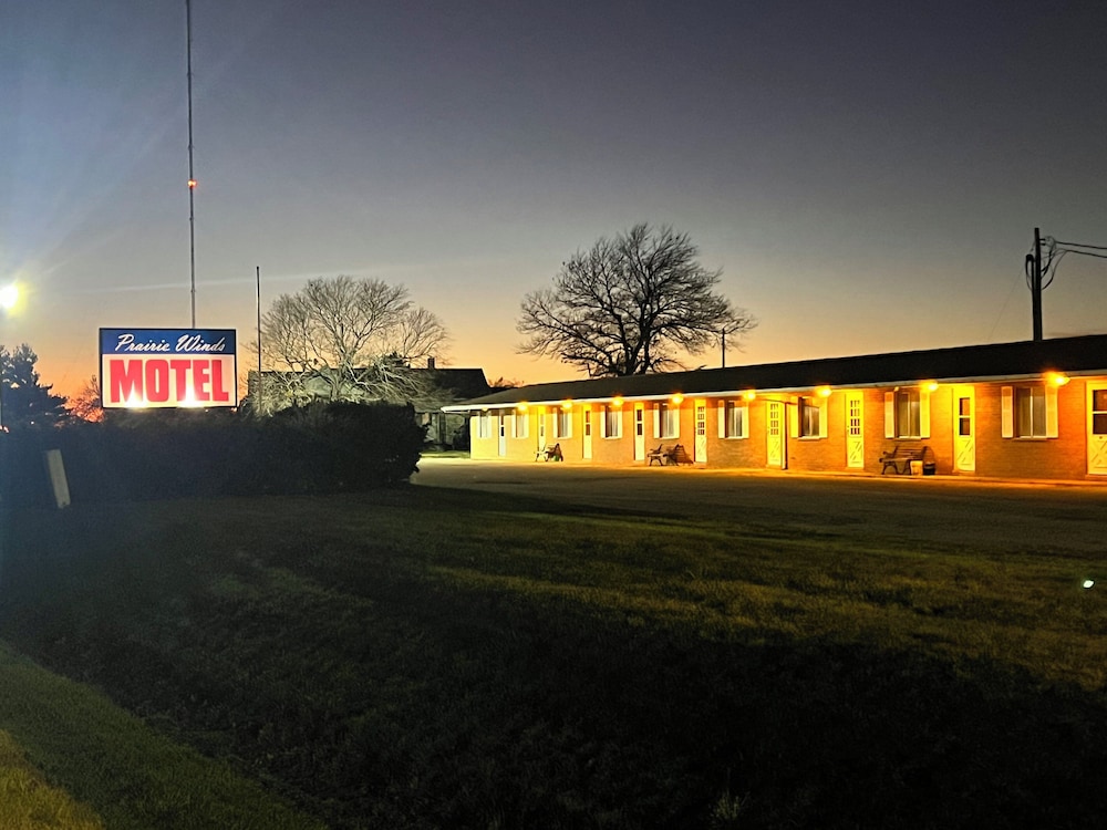 Hotel Prairie Winds Carthage Keokuk Hwy 136 3/37