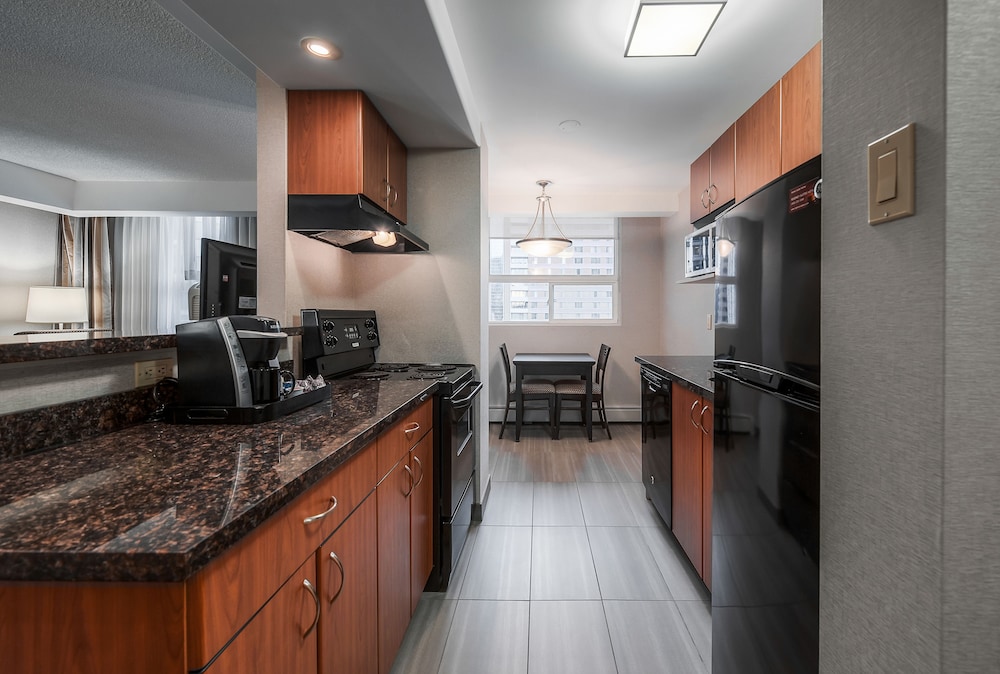 Coast Calgary Downtown Hotel and Suites by APA 46/61