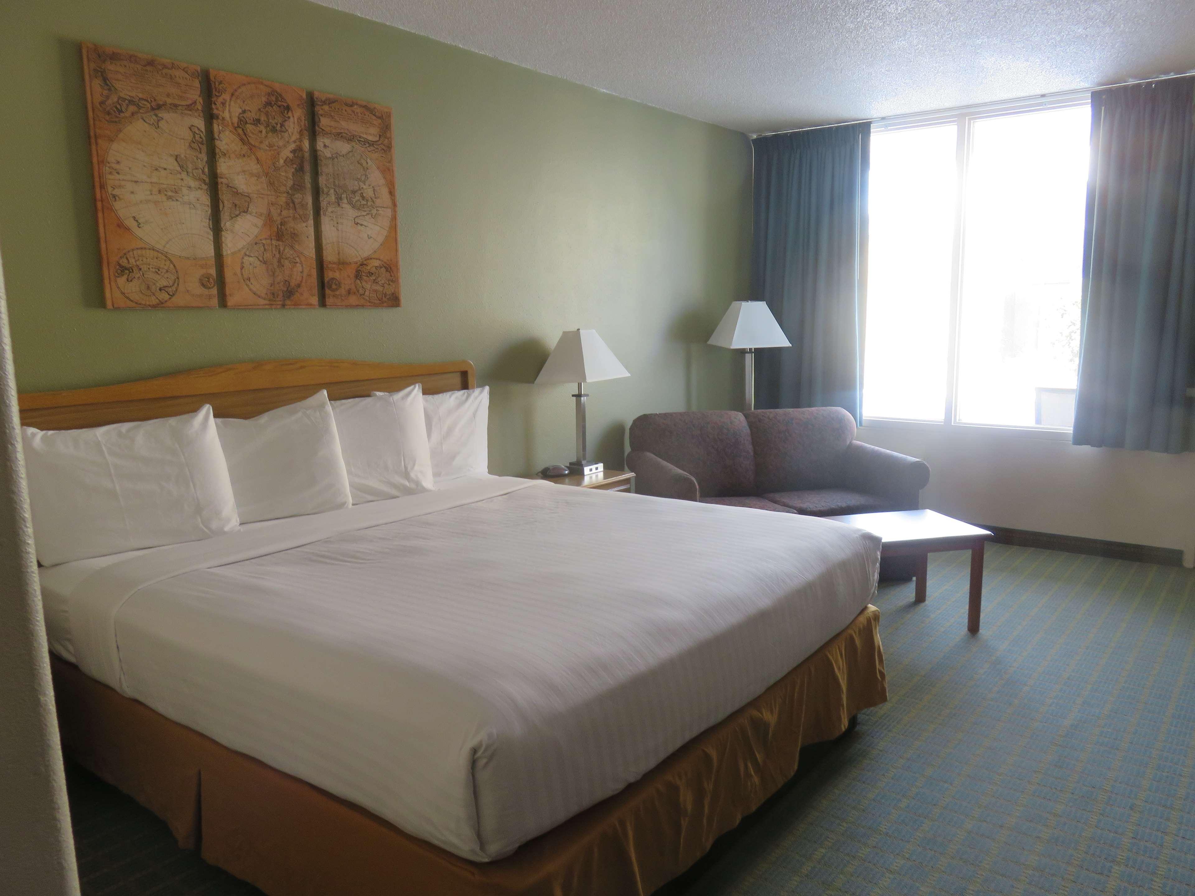 SUITE, KING BED, HOT TUB