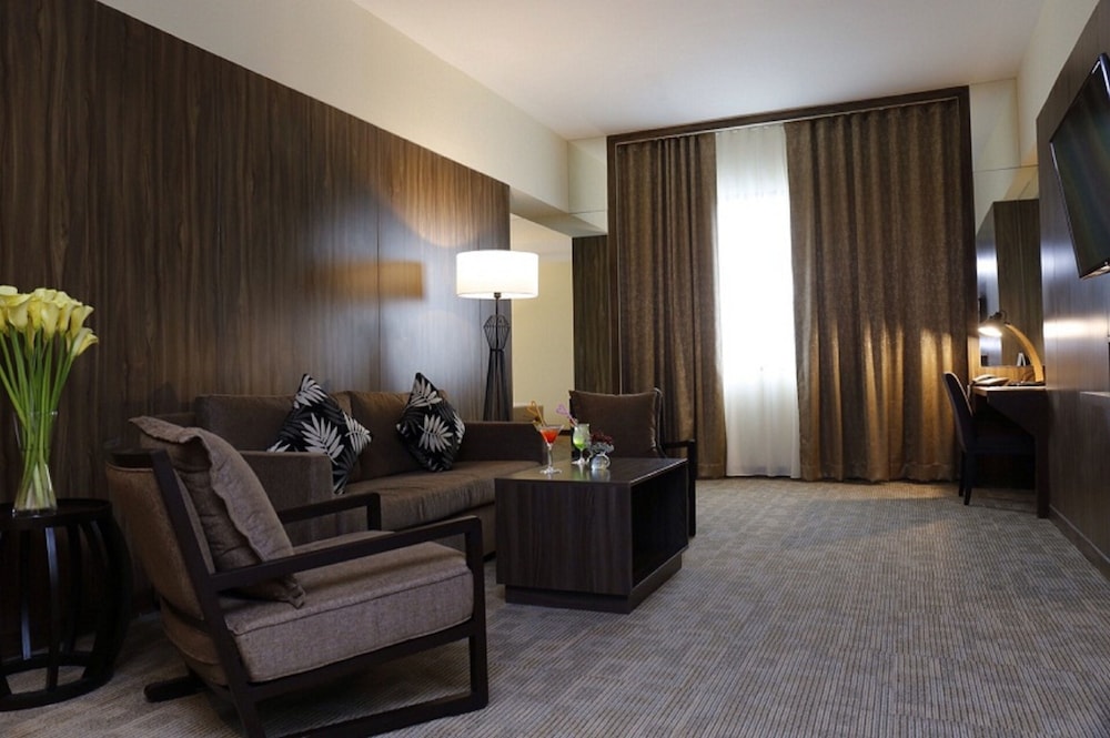 LOUIS' TAVERN HOTEL 40/53