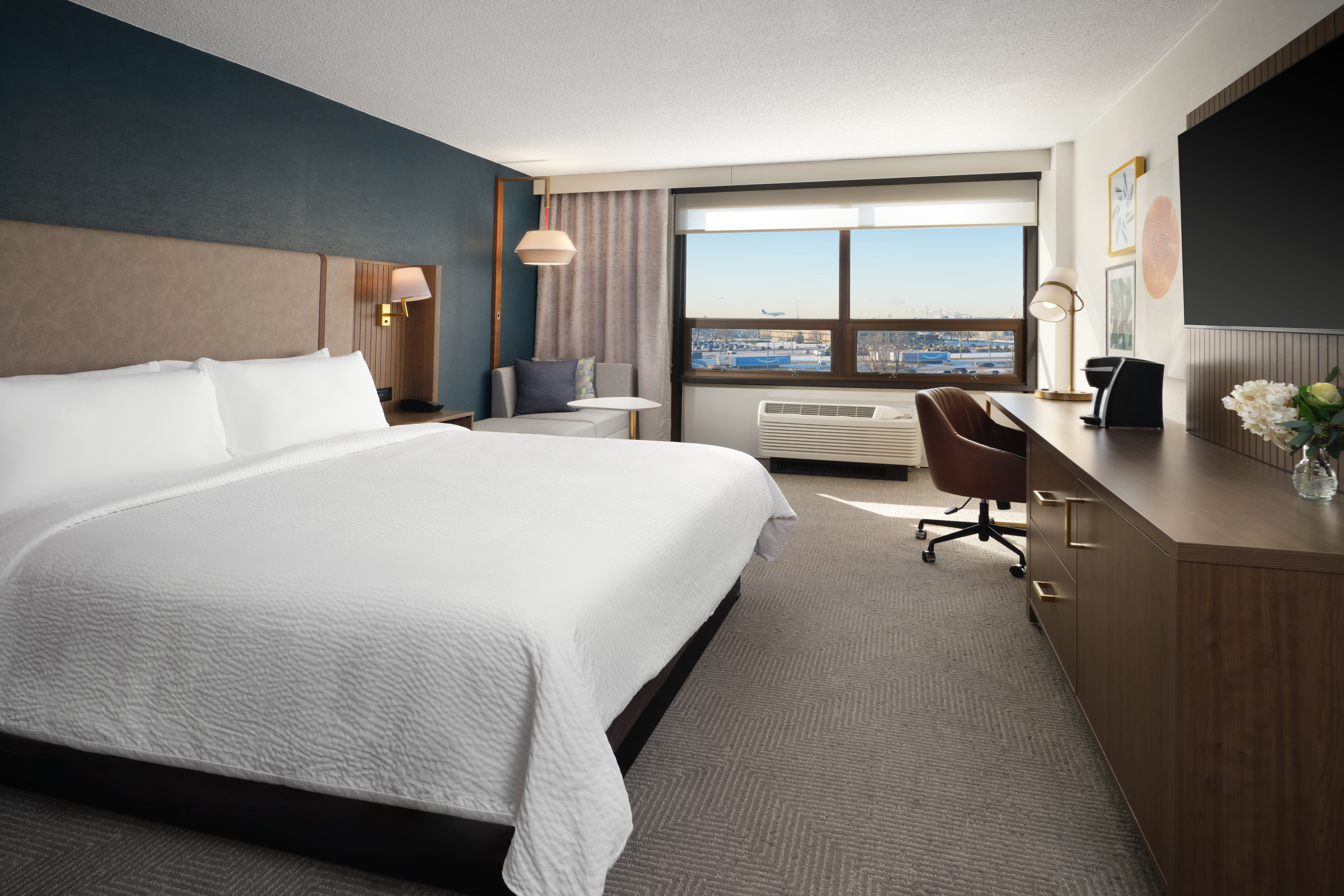 Premium, King Bed, Airport View, Accessible