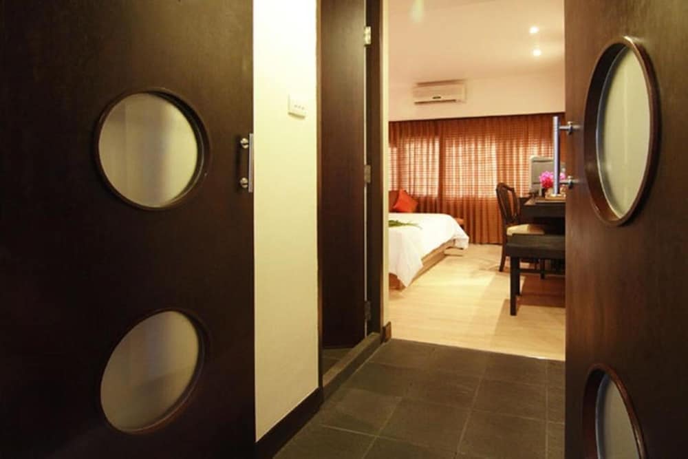 Rose Hotel 23/50