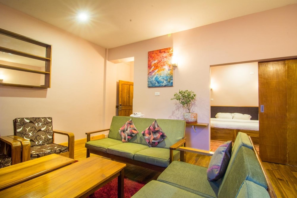 Khamsum Inn 27/47