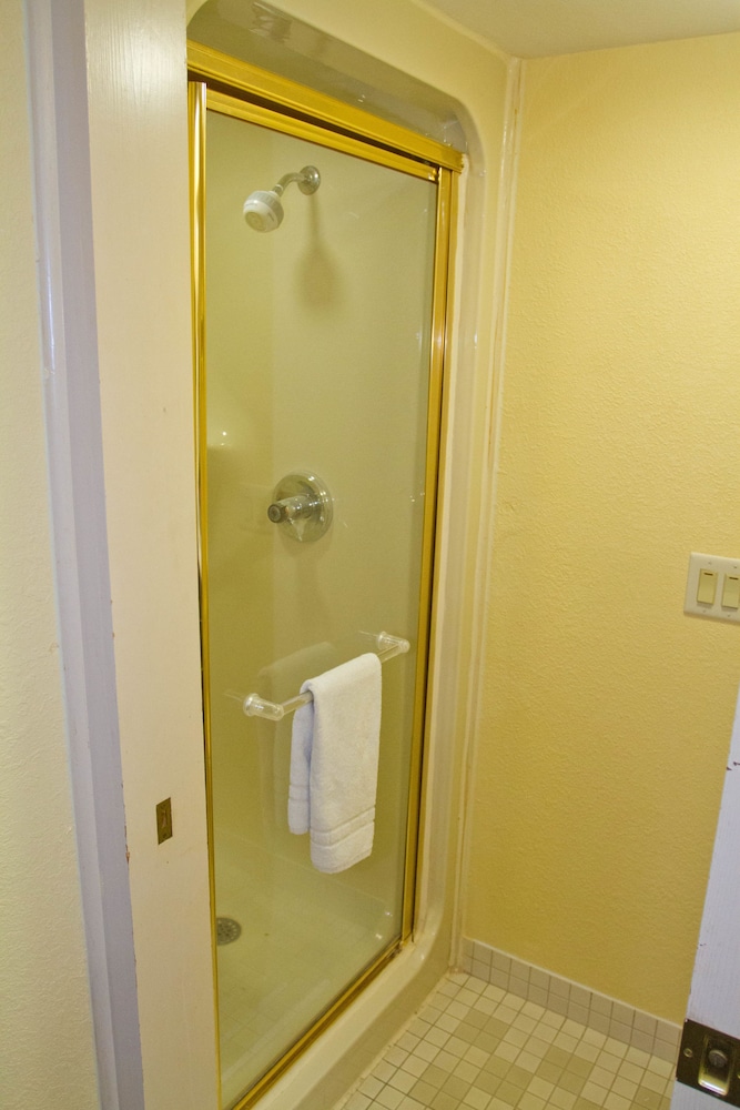 Days Inn By Wyndham Blue Springs 29/29