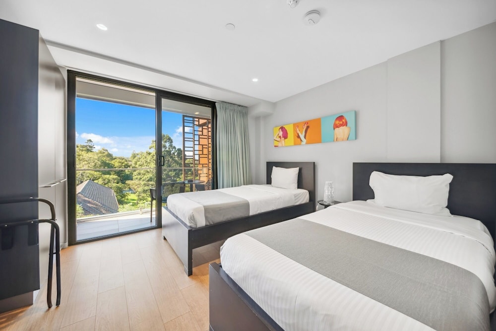 DELUXE, STUDIO, TWIN BEDS, BALCONY