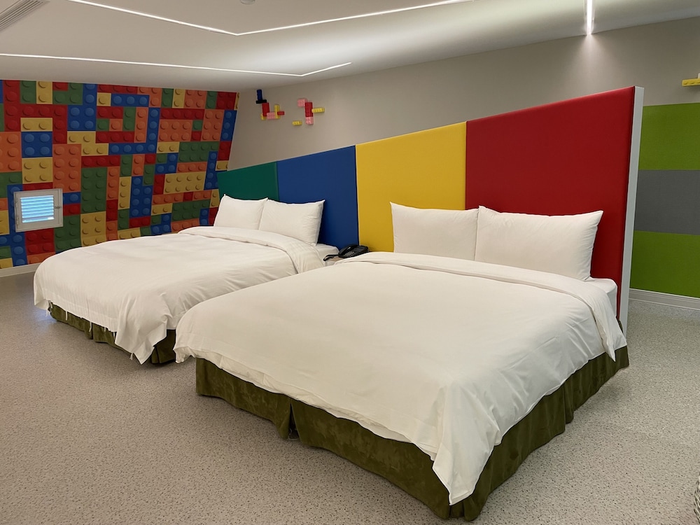 Senior, Tower, Suite, 1 Double and 2 Queen Beds, Terrace