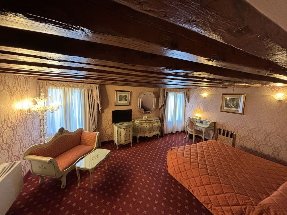 Rialto Hotel 48/66