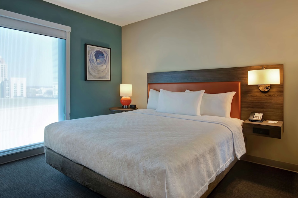 STUDIO, KING BED, ACCESSIBLE
