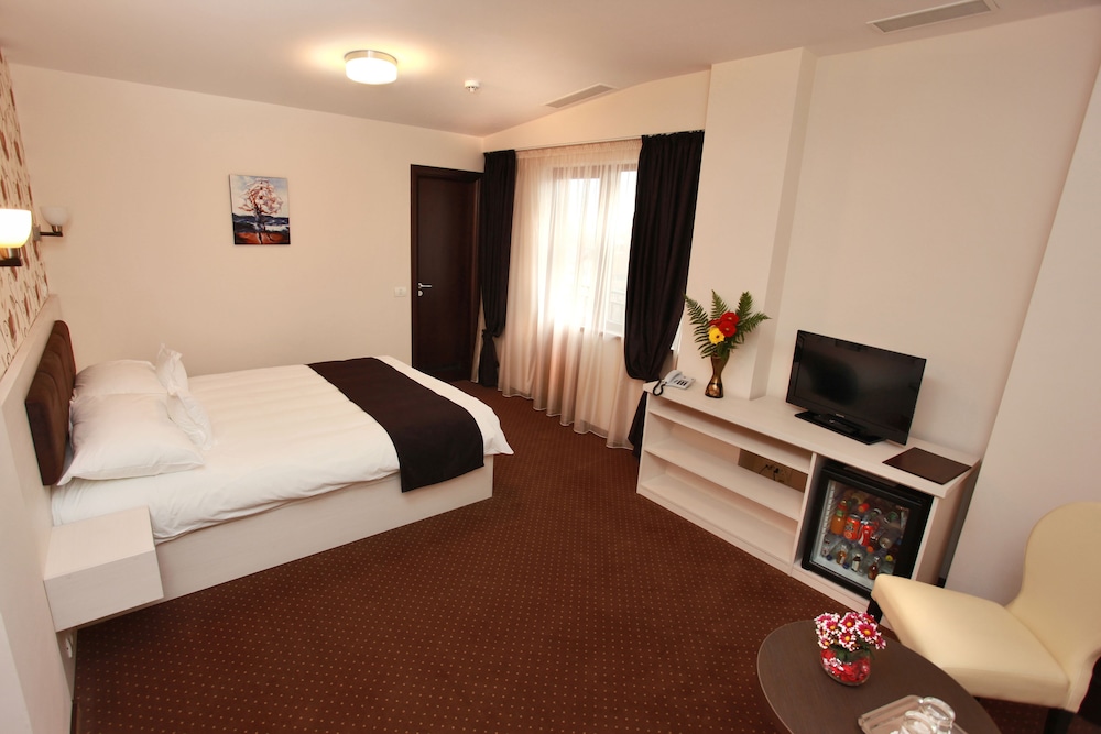 STANDARD, QUEEN BED