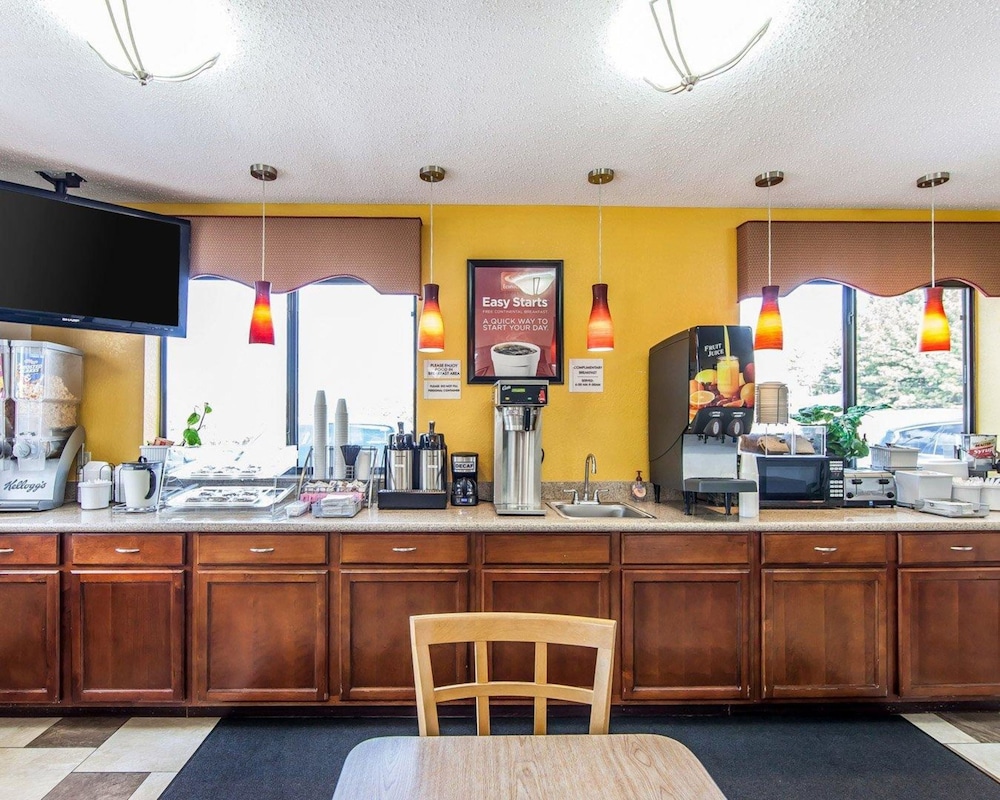 Econo Lodge Cartersville Emerson Lake Point 33/36