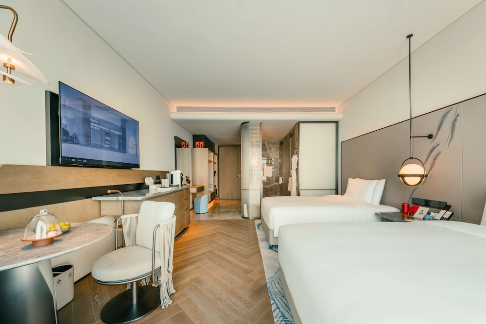 SUPERIOR, TWIN BEDS, CITY VIEW