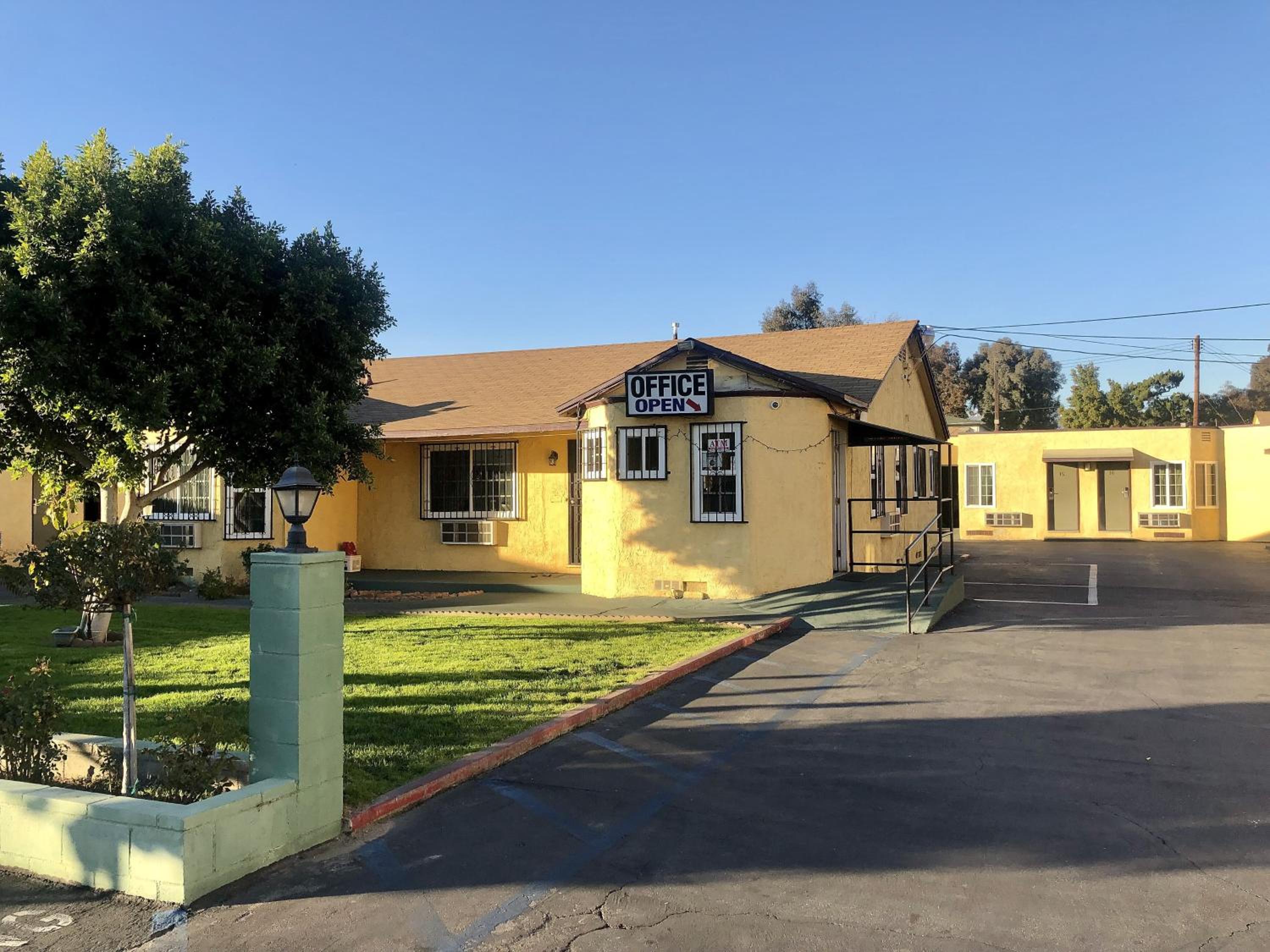 Deluxe Motel 16/17