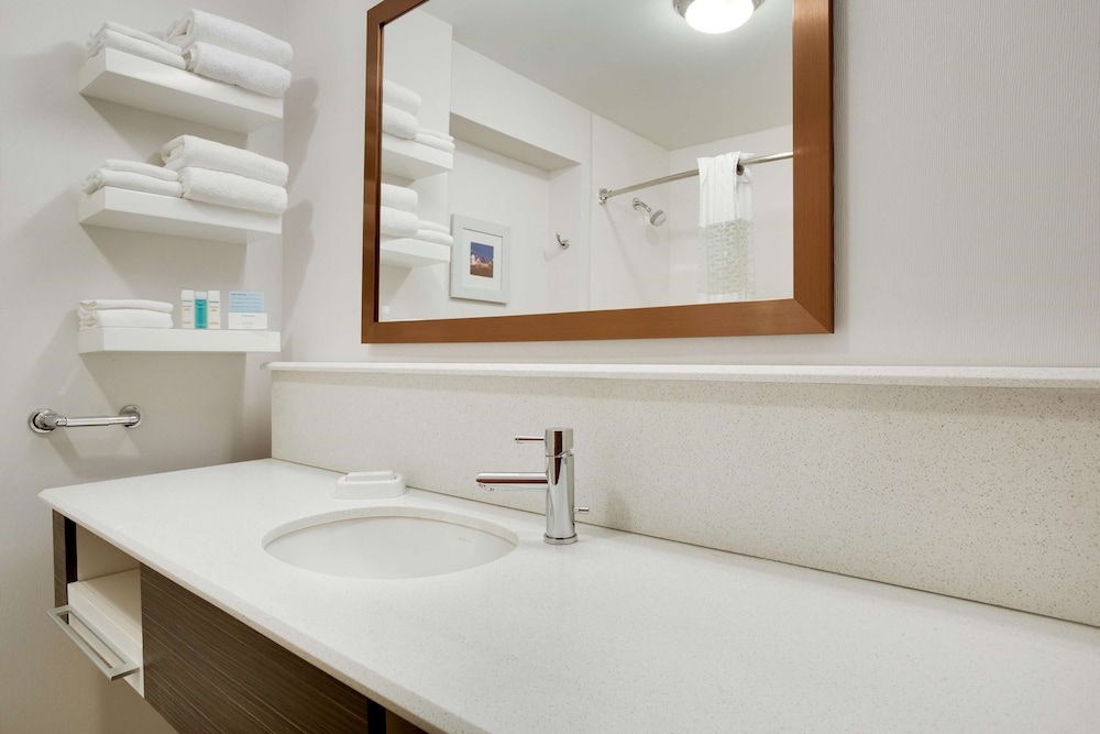 Hampton Inn Suites Cleveland Independence 18/40