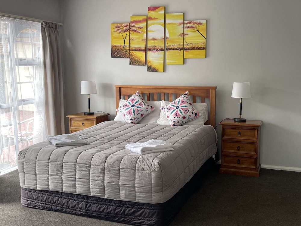 1 BEDROOM, FAMILY, KITCHEN
