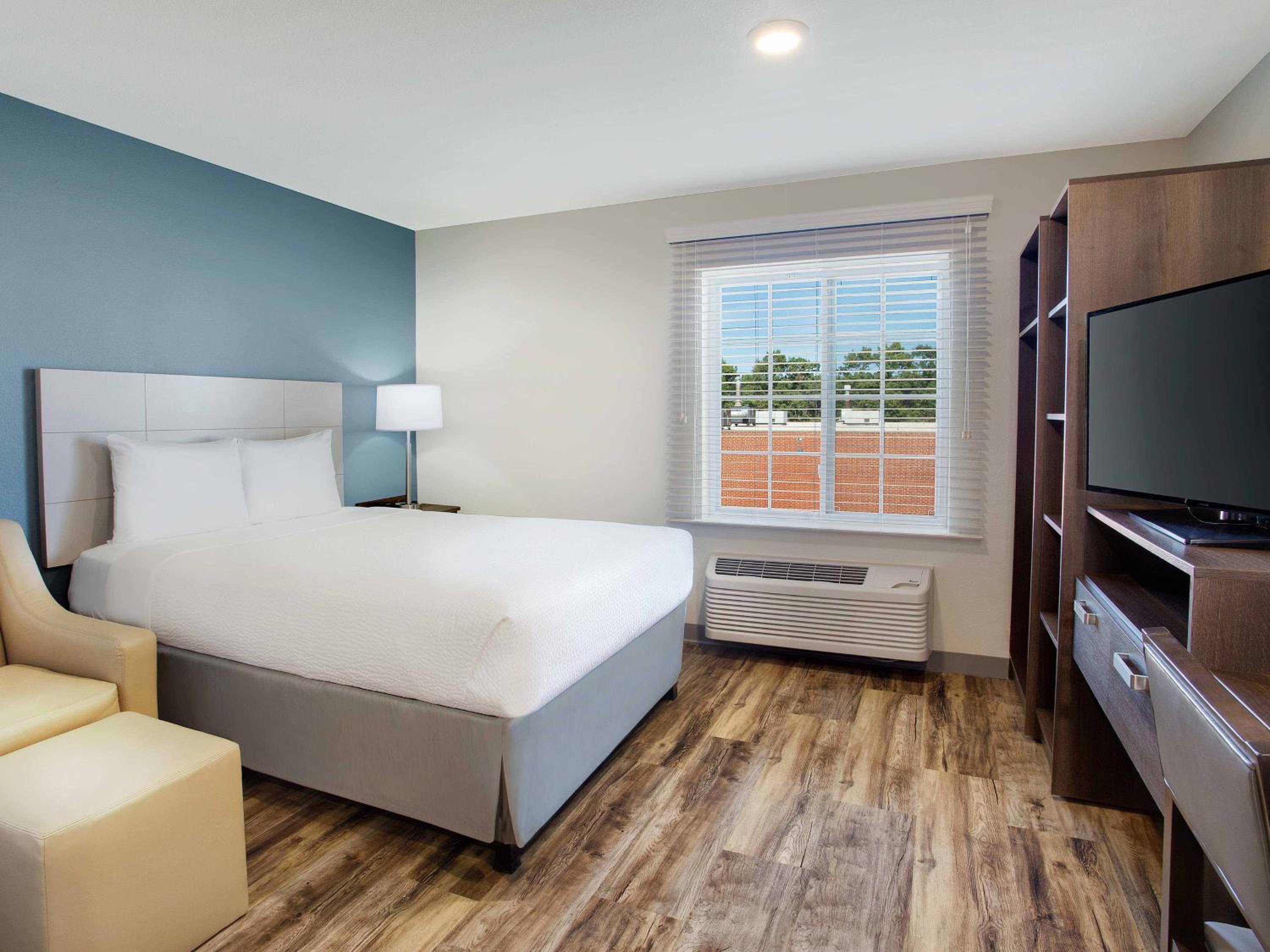 Standard, Queen Bed