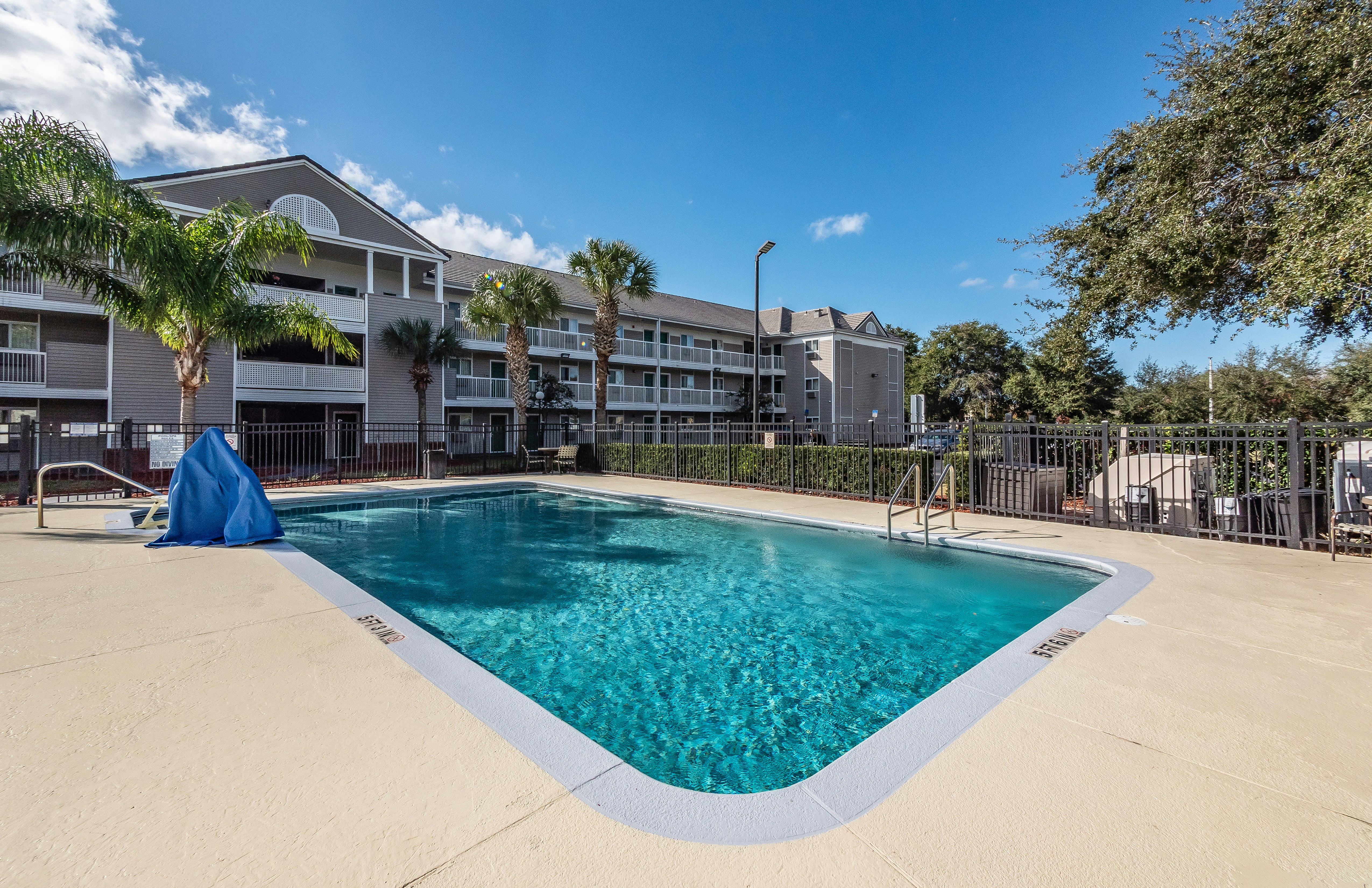 HomeTowne Studios by Red Roof Orlando South 39/42