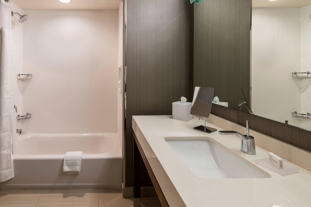 Courtyard By Marriott Tampa Northwest/Veterans Expressway 12/50