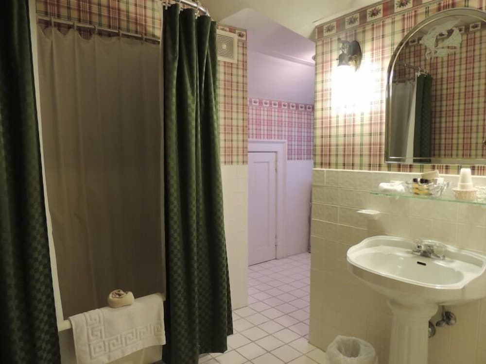 Brookview Manor Inn of the Poconos 48/51
