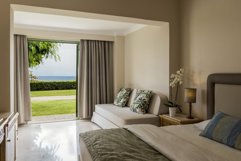 Bungalow, Twin Beds, Sea Front, Row View