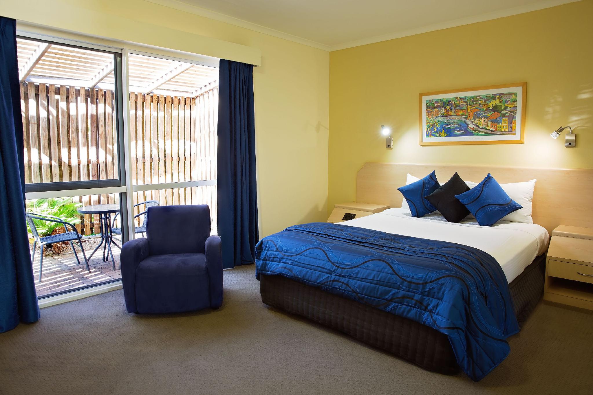 Courtyard, Twin Beds