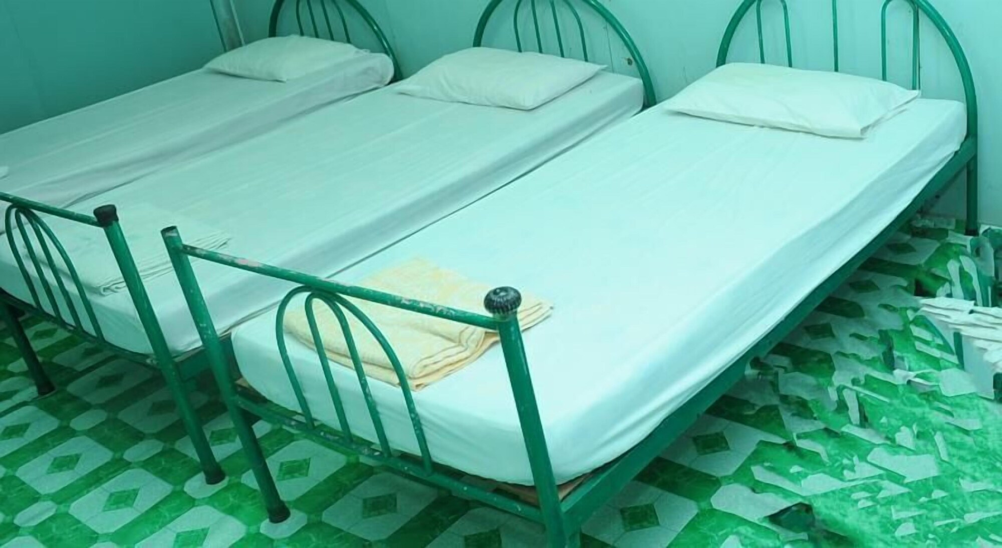 سكن مشترك بثلاثة أسرّة للنساء