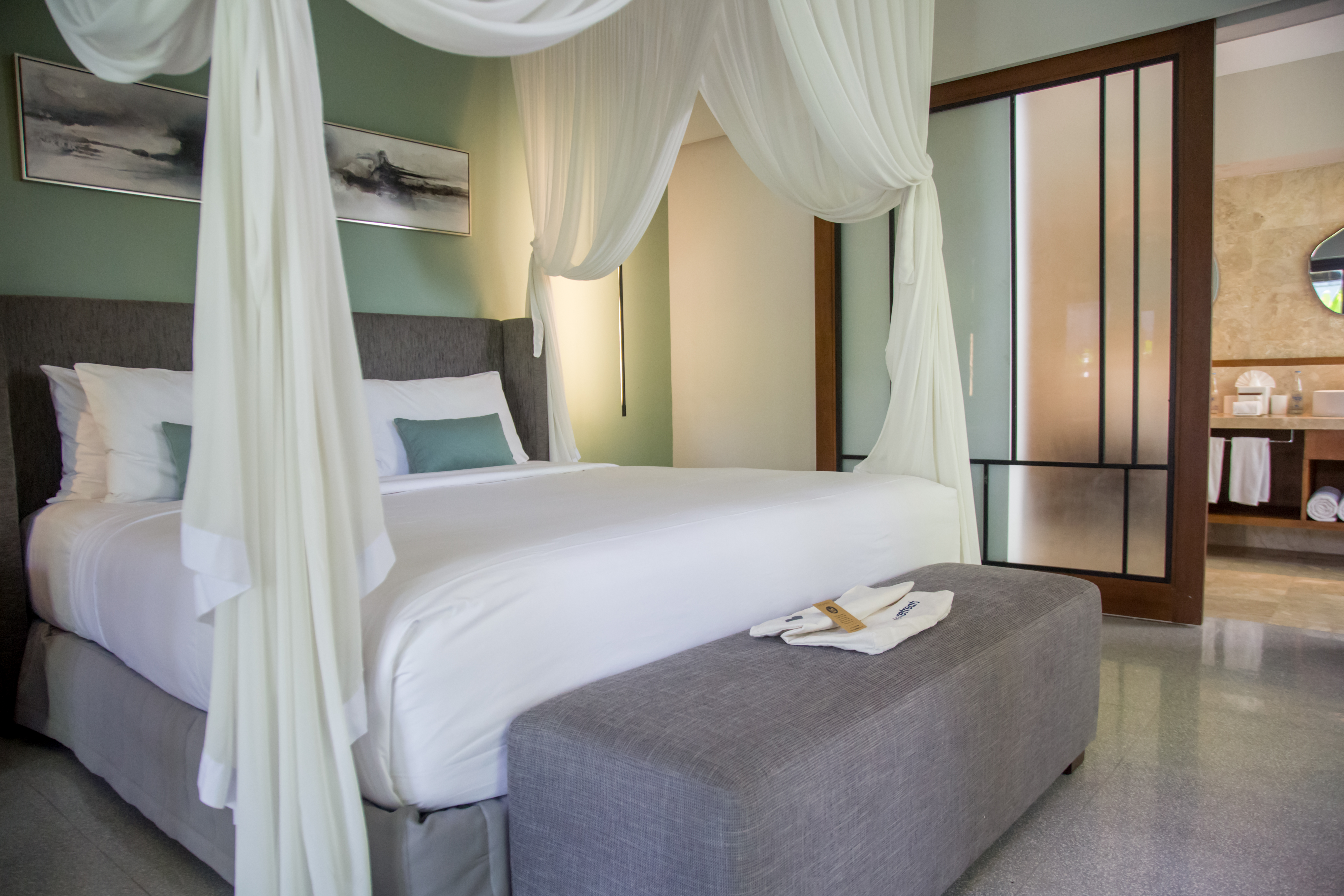 3 Bedrooms, Estate, Pool Estate