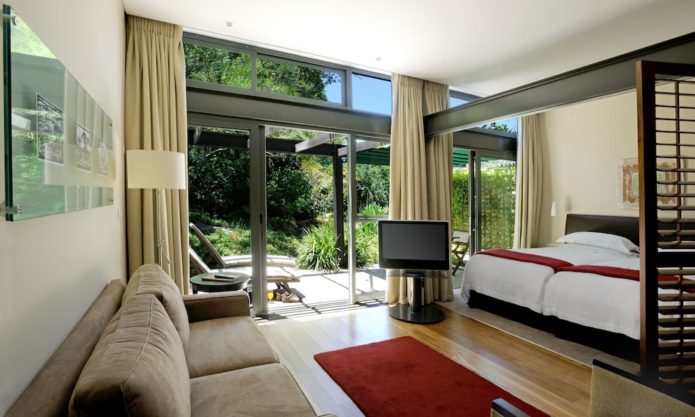 Vineyard Hotel 49/59