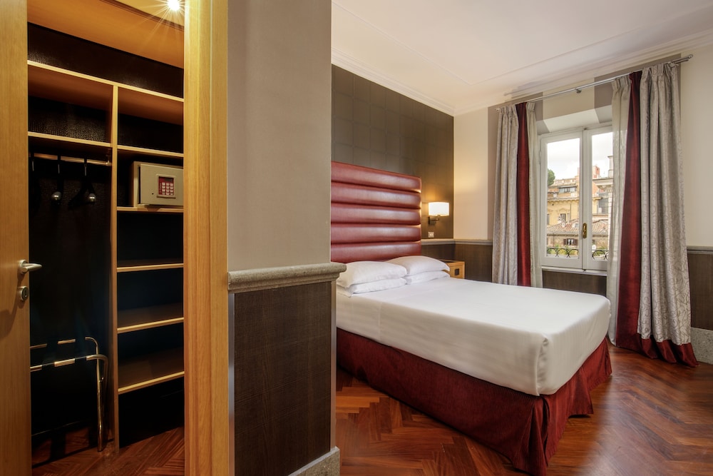Royal Court Hotel 22/63