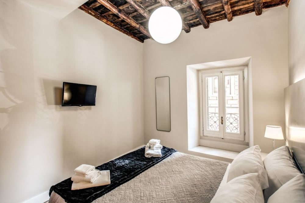 Trevi Fountain Superior 3 bdr apartment 7/49
