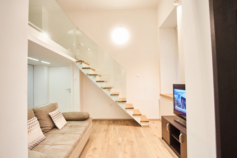 V27 Budapest Apartment 9/18
