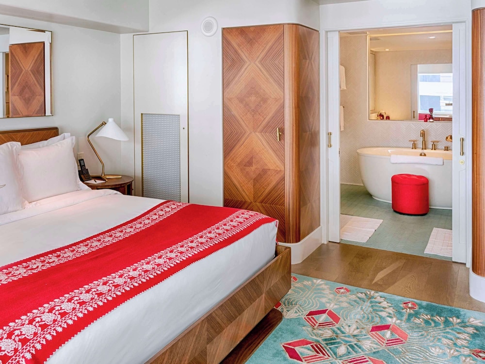 JUNIOR SUITE, PARTIAL OCEAN VIEW