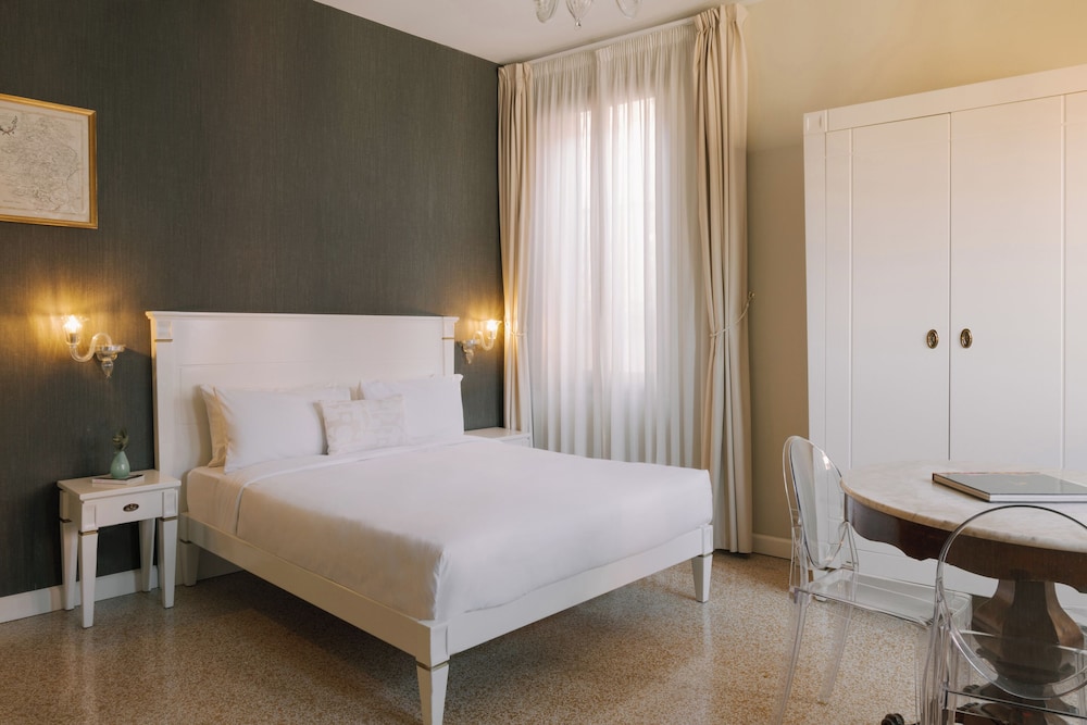 Deluxe, Queen Bed, Canal View