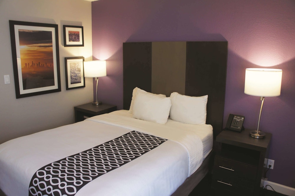 La Quinta Inn & Suites By Wyndham Pomona 19/52