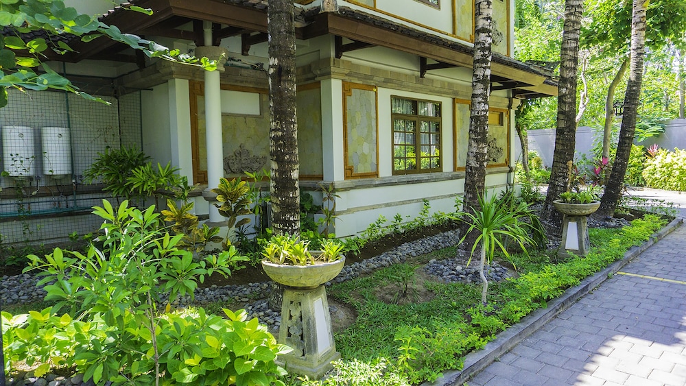 Grand Whiz Hotel Nusa Dua 4/75