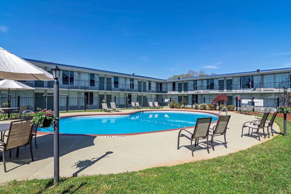 Quality Inn & Suites Cartersville South 25/29