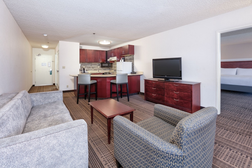 Holiday Inn Hotel And Suites 38/66