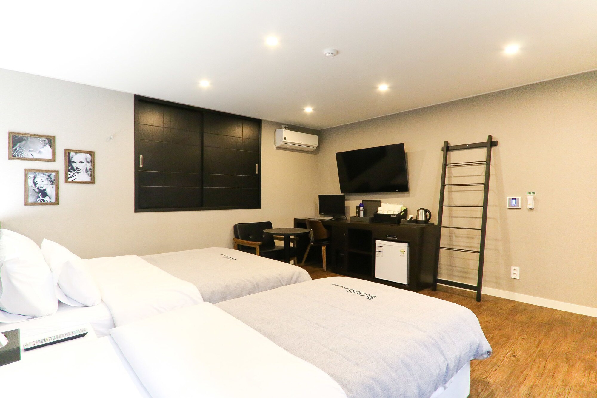 FAMILY, TWIN BEDS