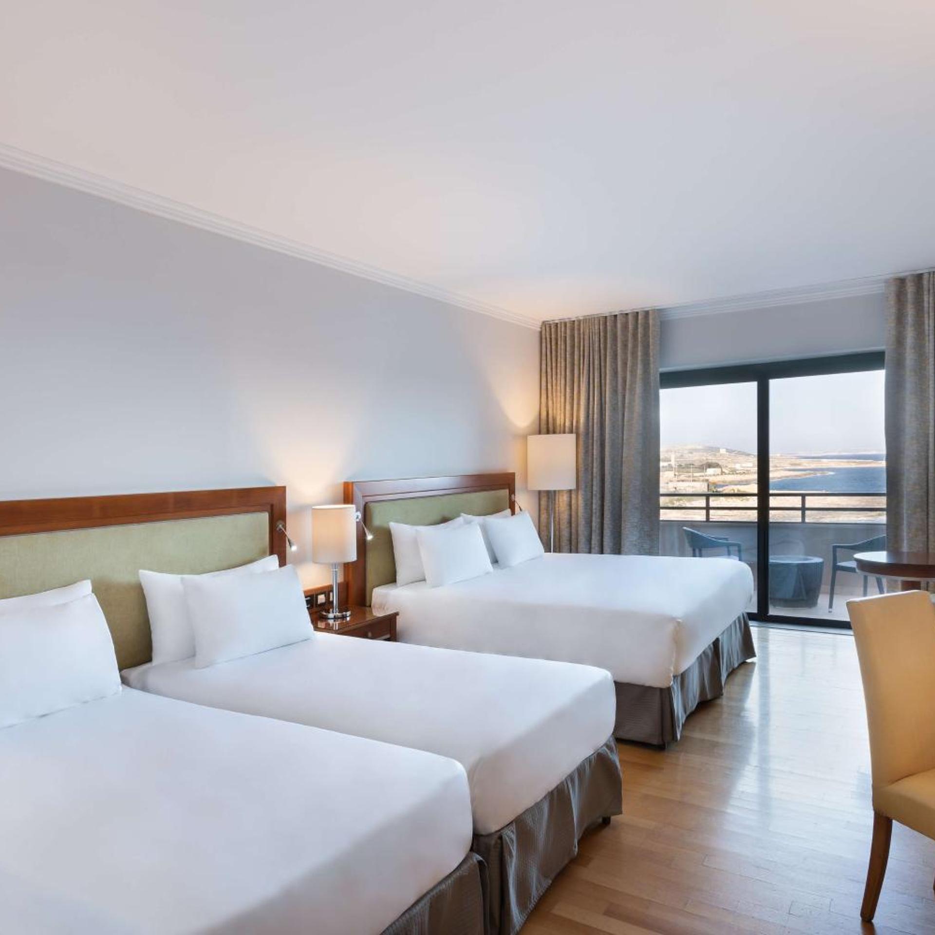 غرفة عائلية بسرير مزدوج بإطلالة على البحر بشرفة، Radisson Blu Resort Malta St Julians 2/6
