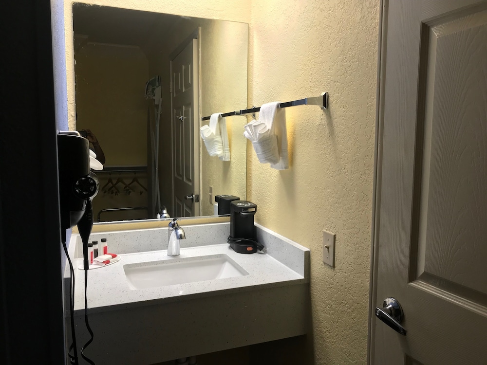 Days Inn by Wyndham San Antonio Airport 17/37
