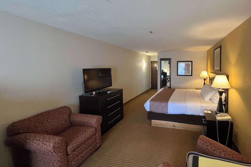 جناح بسرير كينج، Quality Inn Suites Farmington 5/8