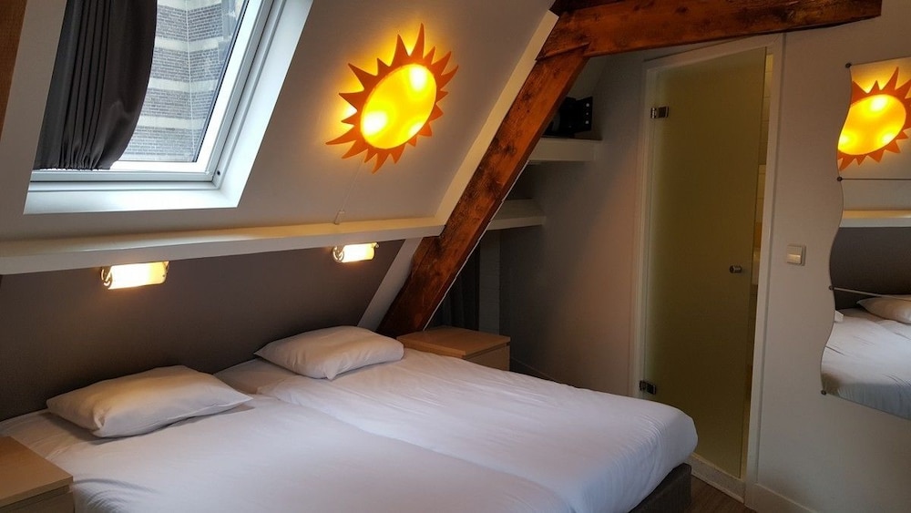 Hotel Corner House 9/55