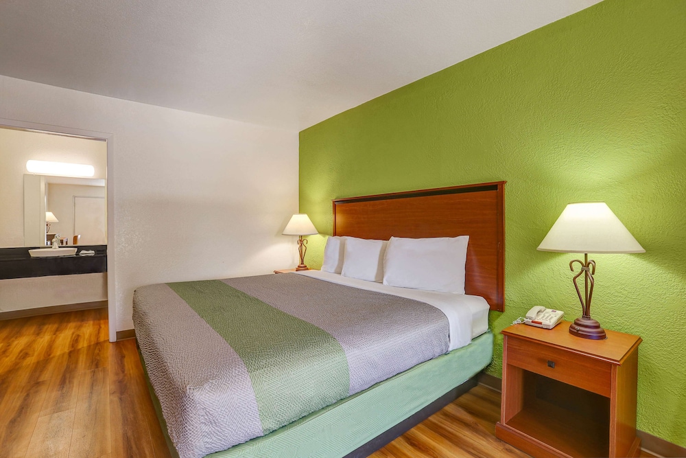 Econo Lodge Sonora, TX 28/60