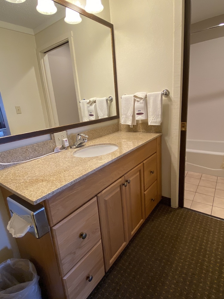 Snowshoe Motel 6/72