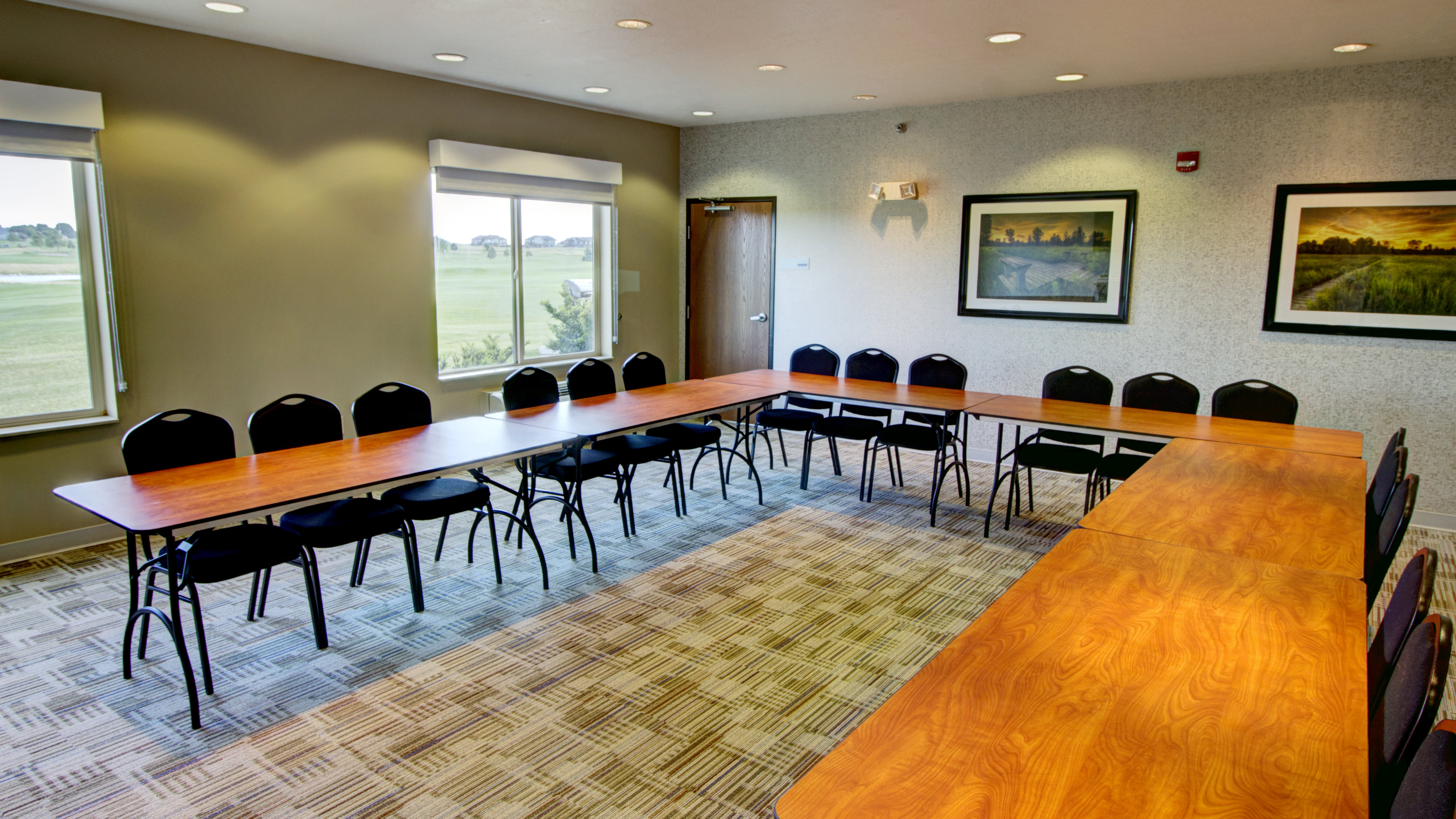 Holiday Inn Express Suites Sioux Center 64/68