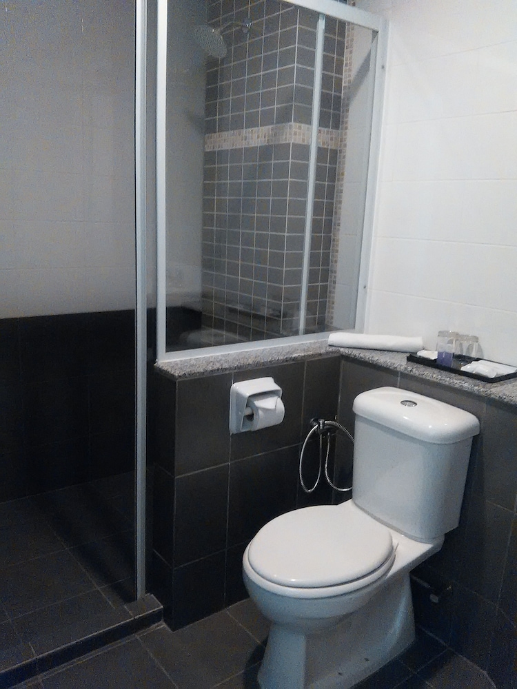 غرفة سوبيريور بسرير كوين، Grand Medallion Hotel 2/2