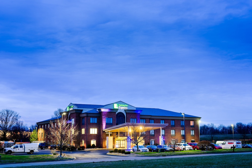 Holiday Inn Express Hotel Suites Shelbyville 1/44