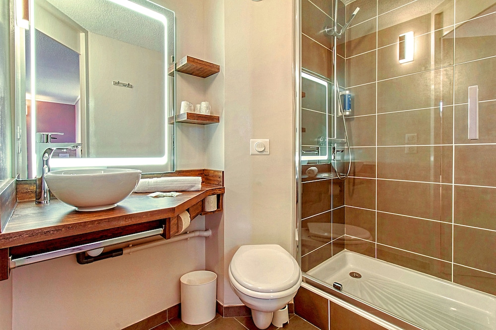 Brit Hotel Confort Pau Lons 34/36