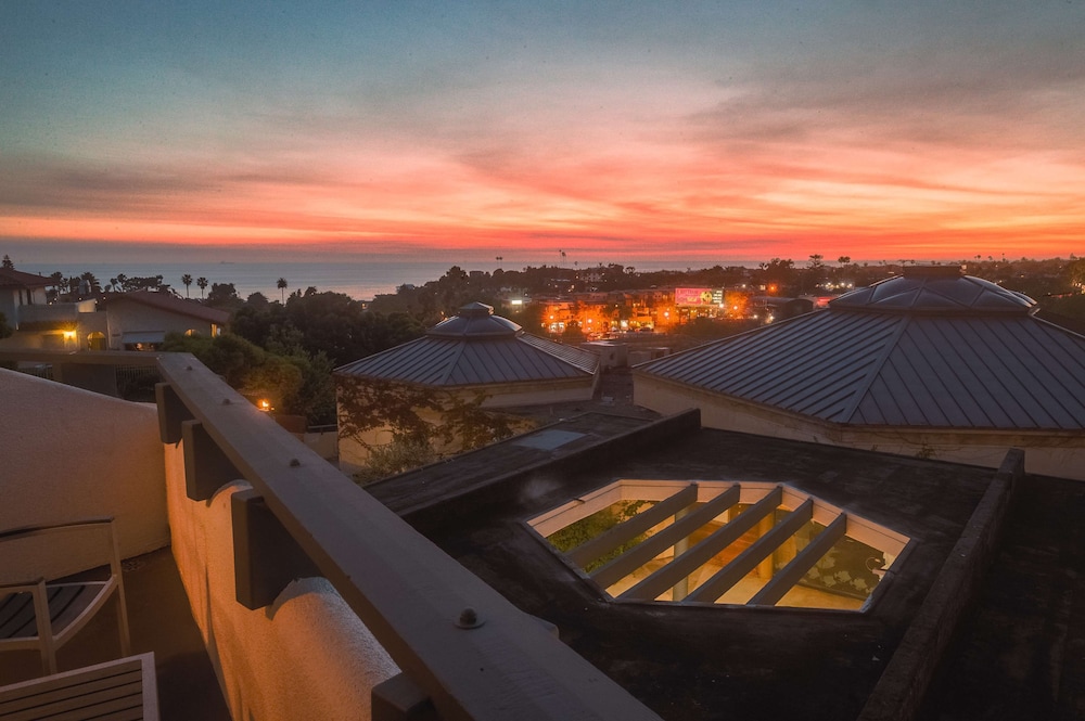 The Encinitan Hotel & Suites 8/35