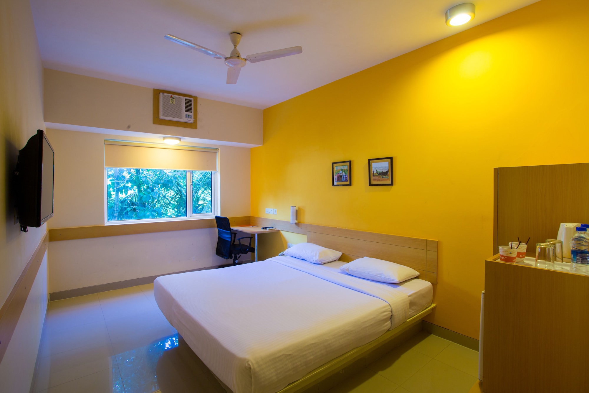 ROOM, TWIN BEDS